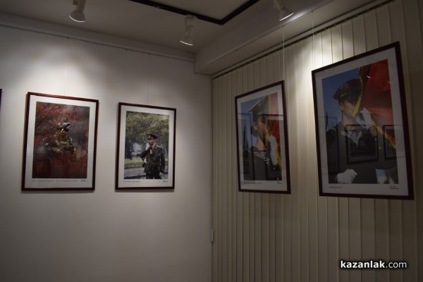 Кадър от Казанлък стана част от изложбата “Хиляди лица-една армия“ на военният фотограф Вяра Йовева