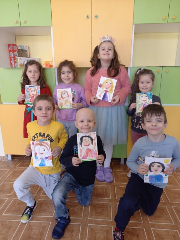 Малчуганите от “Арт линия“ зарадваха своите майки за 8 март с портрет