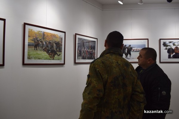 Кадър от Казанлък стана част от изложбата “Хиляди лица-една армия“ на военният фотограф Вяра Йовева