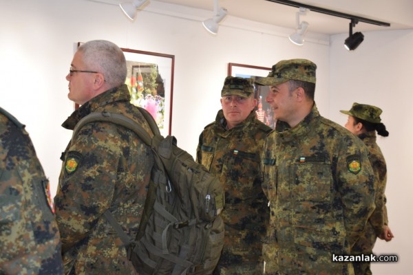 Кадър от Казанлък стана част от изложбата “Хиляди лица-една армия“ на военният фотограф Вяра Йовева
