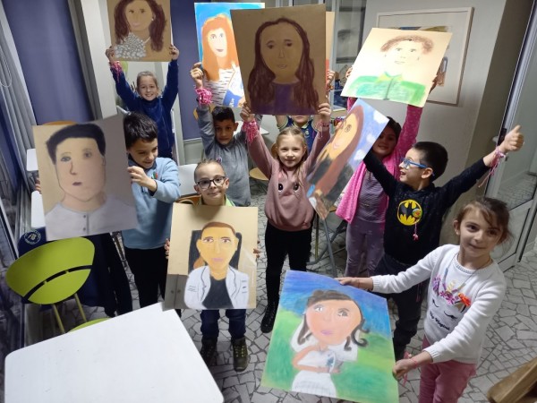 Малчуганите от “Арт линия“ зарадваха своите майки за 8 март с портрет