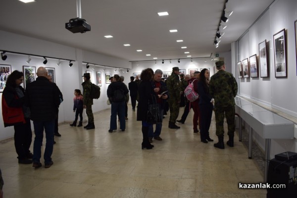 Кадър от Казанлък стана част от изложбата “Хиляди лица-една армия“ на военният фотограф Вяра Йовева