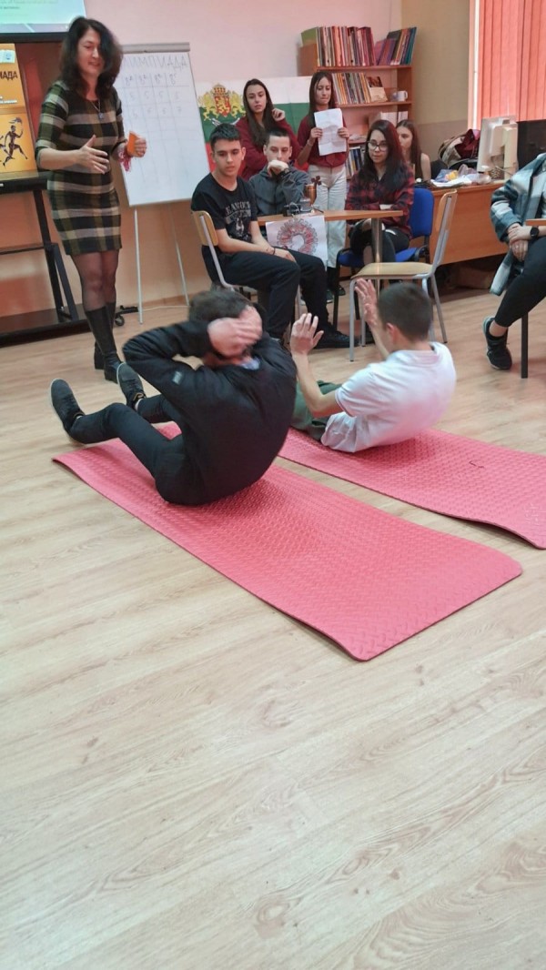 Осмокласниците в ПГ “Иван Хаджиенов“ премериха сили в Антична олимпиада