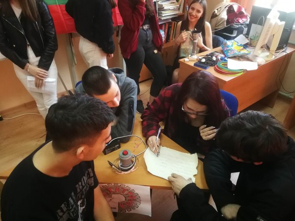 Осмокласниците в ПГ “Иван Хаджиенов“ премериха сили в Антична олимпиада