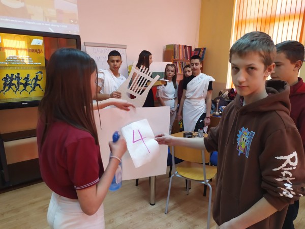 Осмокласниците в ПГ “Иван Хаджиенов“ премериха сили в Антична олимпиада