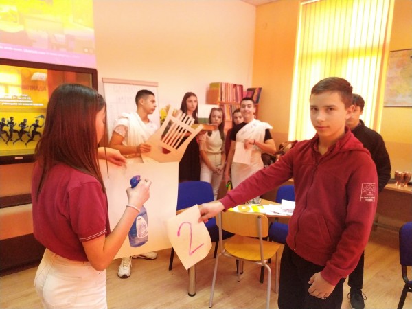 Осмокласниците в ПГ “Иван Хаджиенов“ премериха сили в Антична олимпиада