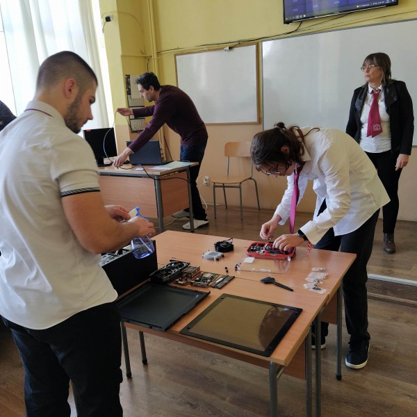 Представиха първата специалност “Компютърна техника и технологии“ през месеца на професиите в Механото 