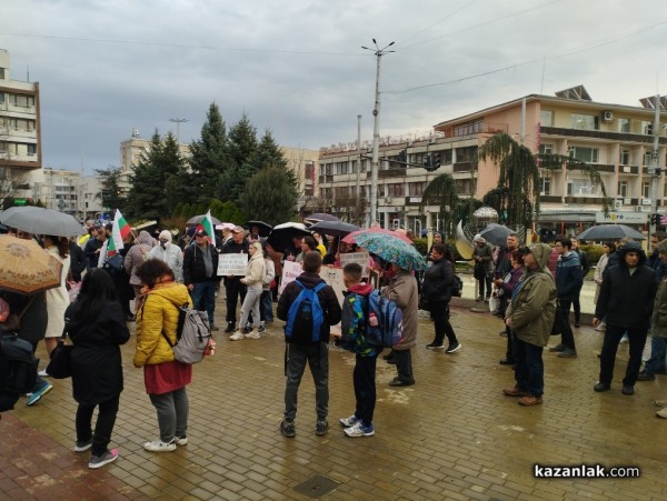 Протестиращите: Химическото производство на Кастамону няма място там, от където идва водата на Казанлък
