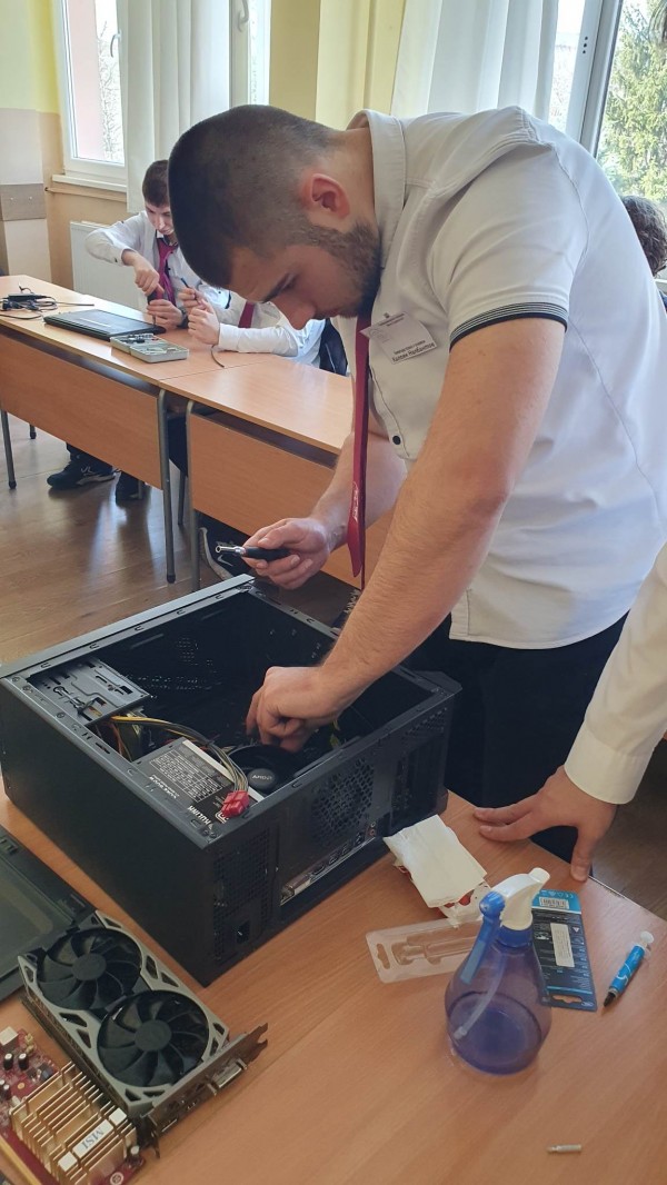 Представиха първата специалност “Компютърна техника и технологии“ през месеца на професиите в Механото 