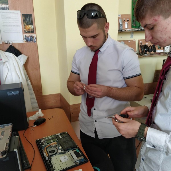 Представиха първата специалност “Компютърна техника и технологии“ през месеца на професиите в Механото 