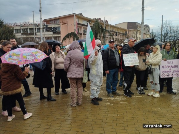 Протестиращите: Химическото производство на Кастамону няма място там, от където идва водата на Казанлък