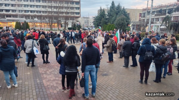 Протестиращите: Химическото производство на Кастамону няма място там, от където идва водата на Казанлък