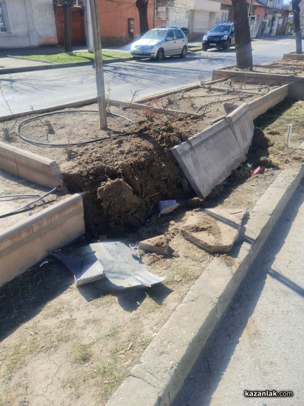 Шофьор се е блъснал в цветните кашпи и си е зарязал колата на спирка в Казанлък