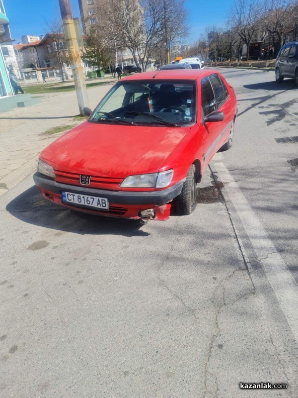 Шофьор се е блъснал в цветните кашпи и си е зарязал колата на спирка в Казанлък