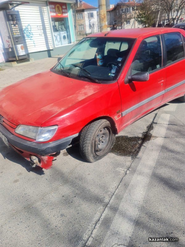 Шофьор се е блъснал в цветните кашпи и си е зарязал колата на спирка в Казанлък