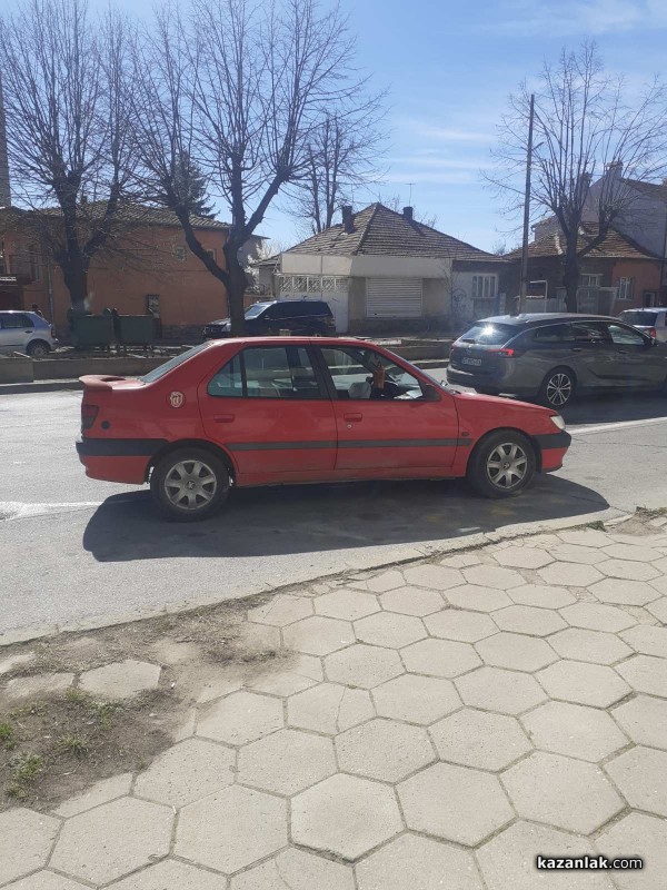 Шофьор се е блъснал в цветните кашпи и си е зарязал колата на спирка в Казанлък