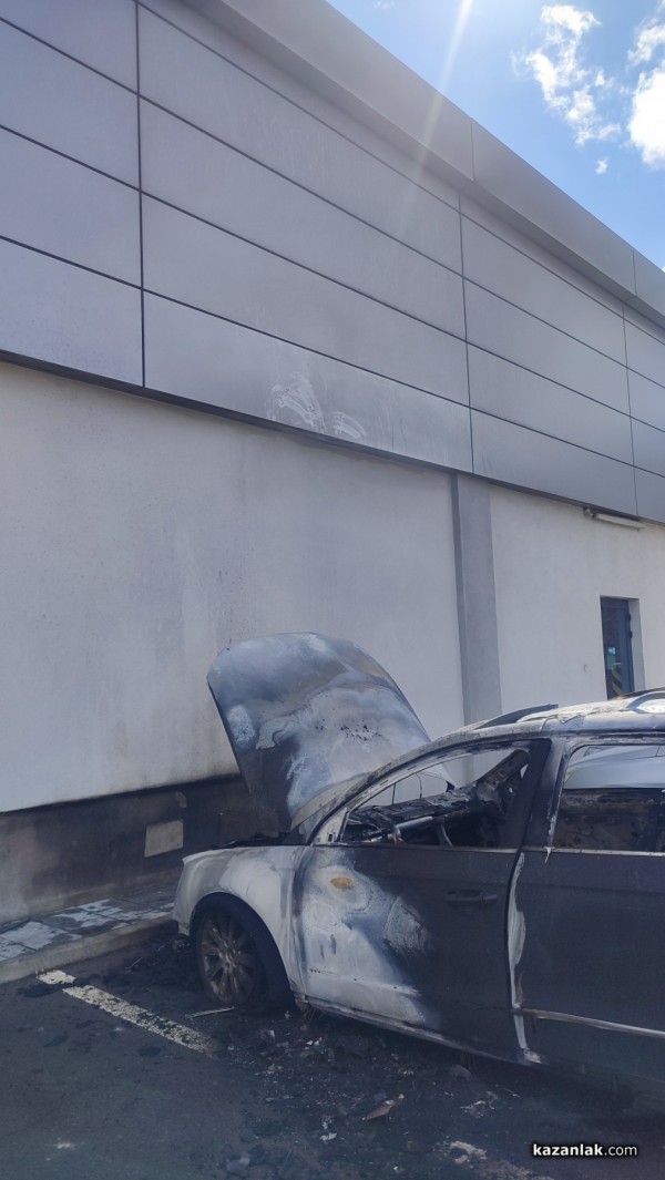 Автомобил изгоря на паркинга на Lidl 