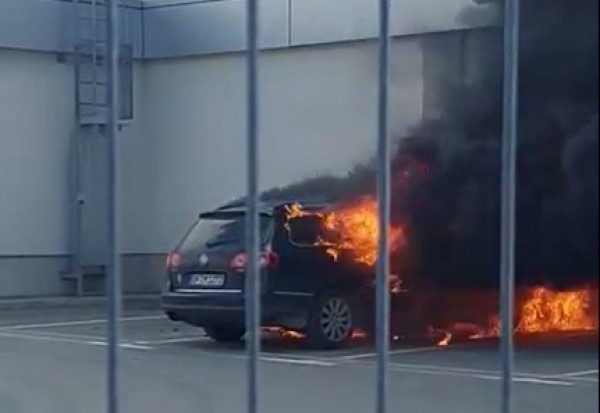 Автомобил изгоря на паркинга на Lidl 