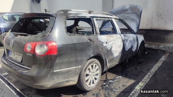 Автомобил изгоря на паркинга на Lidl 