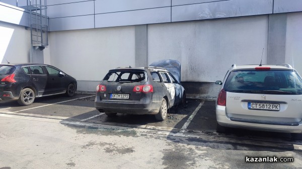 Автомобил изгоря на паркинга на Lidl 