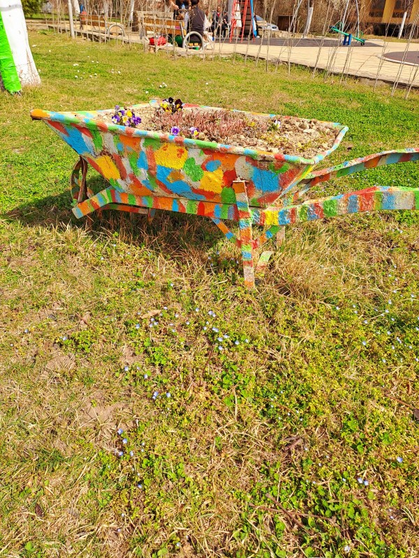 С красива и цветна украса поканиха пролетта в Енина 