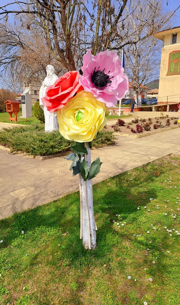 С красива и цветна украса поканиха пролетта в Енина 