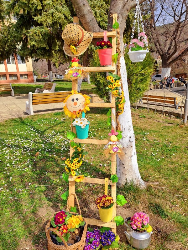 С красива и цветна украса поканиха пролетта в Енина 