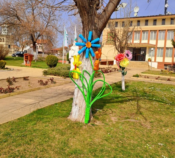 С красива и цветна украса поканиха пролетта в Енина 