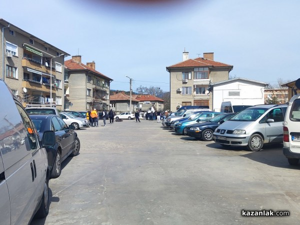 Масов бой на паркинга зад пазара. Двама са в критично състояние