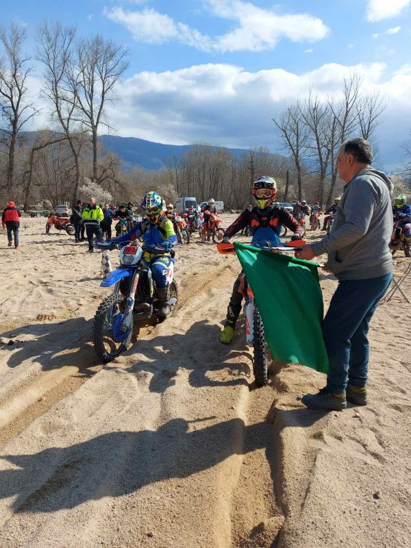 Син и баща Синеви спечелиха второ и трето място в Балканския ендуро шампионат