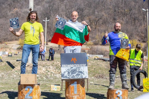 Син и баща Синеви спечелиха второ и трето място в Балканския ендуро шампионат