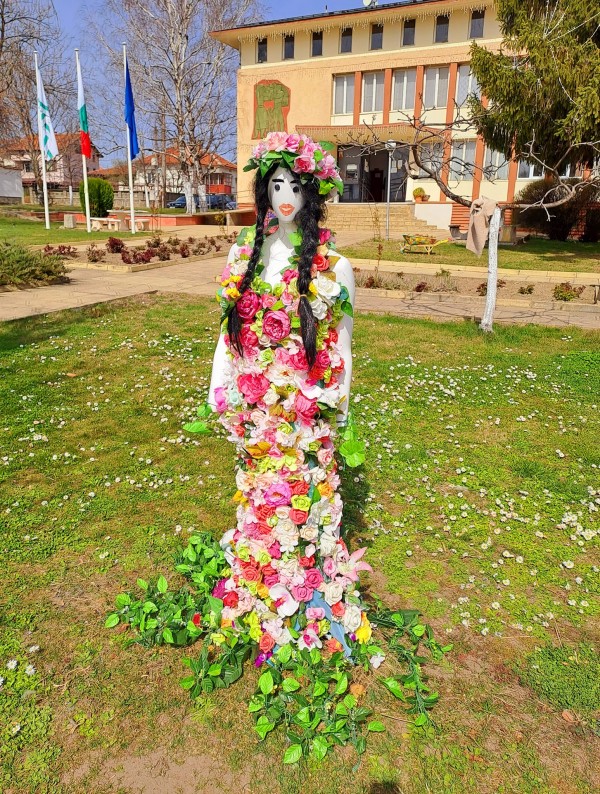 С красива и цветна украса поканиха пролетта в Енина 