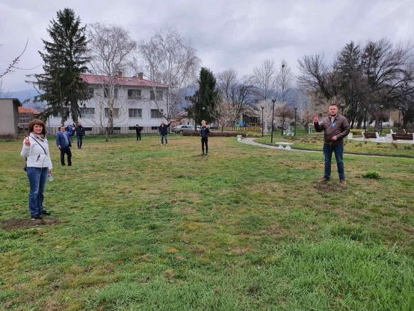 Засадиха ядливи кестени в парка в Крън