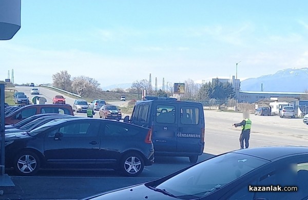 Над 12 лица са задържани, акцията в Казанлък и Гурково продължава