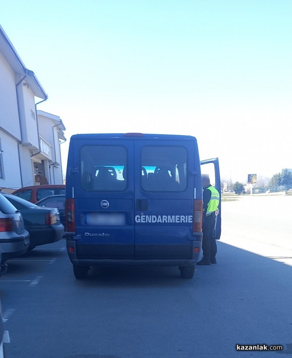 Над 12 лица са задържани, акцията в Казанлък и Гурково продължава