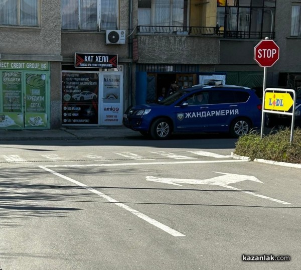 Над 12 лица са задържани, акцията в Казанлък и Гурково продължава