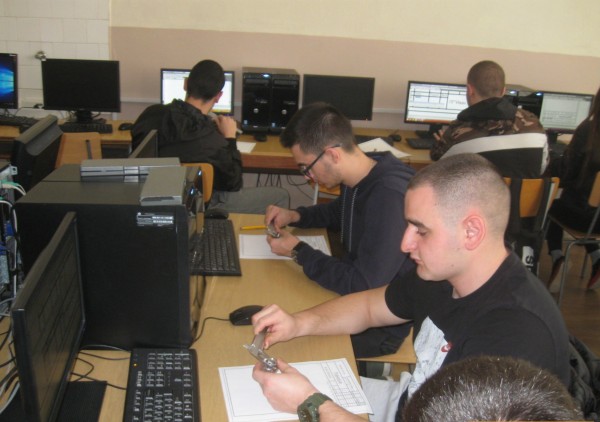 Учениците от специалността „Машини и системи с ЦПУ“ демонстрираха техническа мисъл