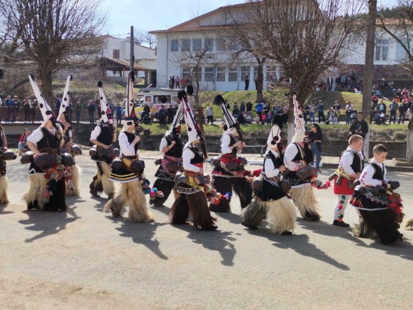 Над 30 кукерски състава от цялата страна участваха в националния фестивал  „Старци в Турия”