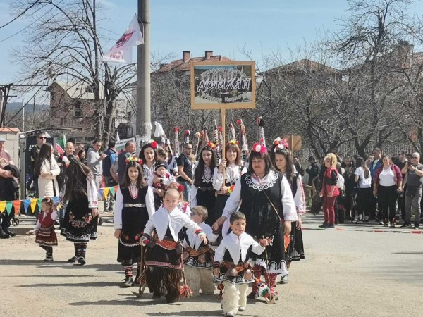 Над 30 кукерски състава от цялата страна участваха в националния фестивал  „Старци в Турия”