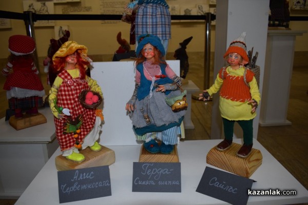 Куклите на Шенгюл Ахмедова изпъстриха музей „Чудомир“ 