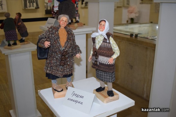 Куклите на Шенгюл Ахмедова изпъстриха музей „Чудомир“ 