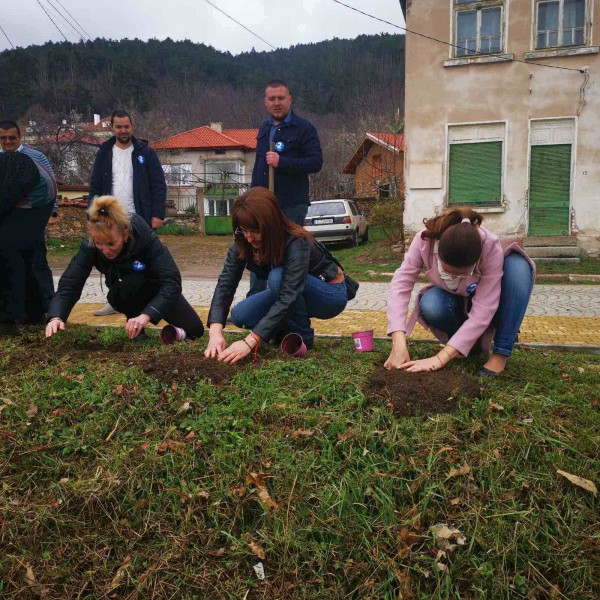 Роза Дамасцена садиха в Шипка в подкрепа на българския символ