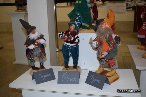 Куклите на Шенгюл Ахмедова изпъстриха музей „Чудомир“ 