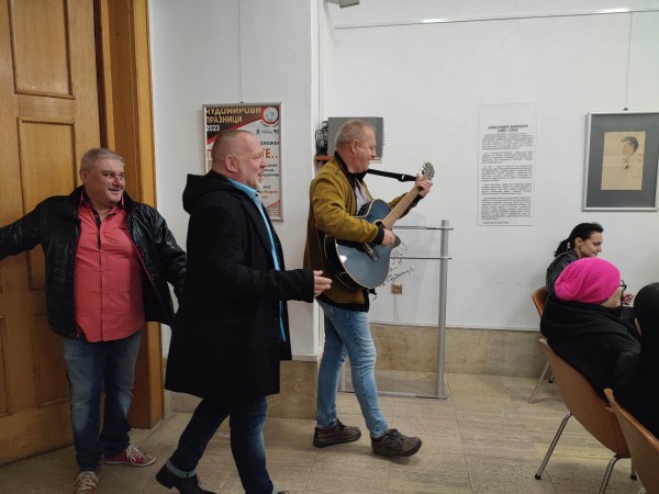 Николай Русев и група „Грамофон“ завладяха Казанлък с усмивки