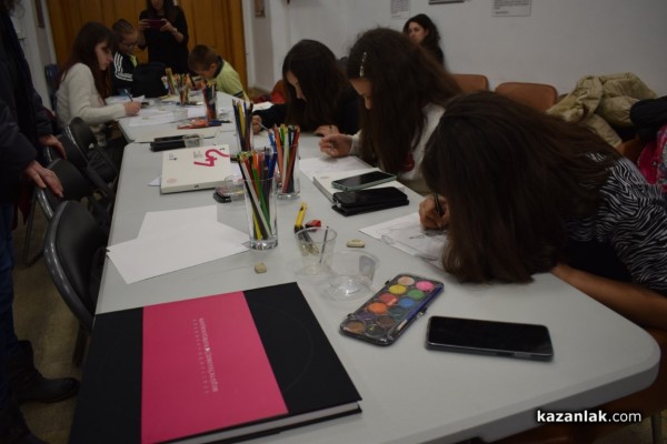 Малки художници рисуваха карикатури за шести път в традиционното издание на „Училище за карикатура“ 