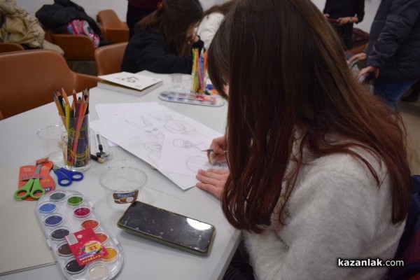 Малки художници рисуваха карикатури за шести път в традиционното издание на „Училище за карикатура“ 