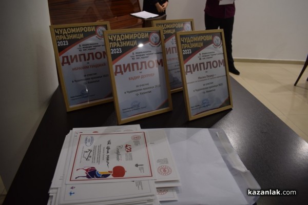 Карикатури на световно известни имена гостуват в Казанлък