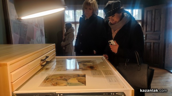 Над 30 творби, разделени в четири артистични пространства, показва новата експозиция на Дечко Узунов