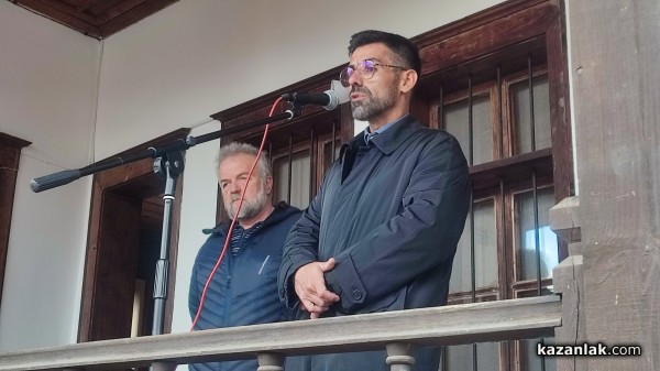 Над 30 творби, разделени в четири артистични пространства, показва новата експозиция на Дечко Узунов