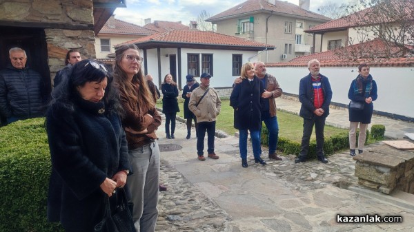 Над 30 творби, разделени в четири артистични пространства, показва новата експозиция на Дечко Узунов